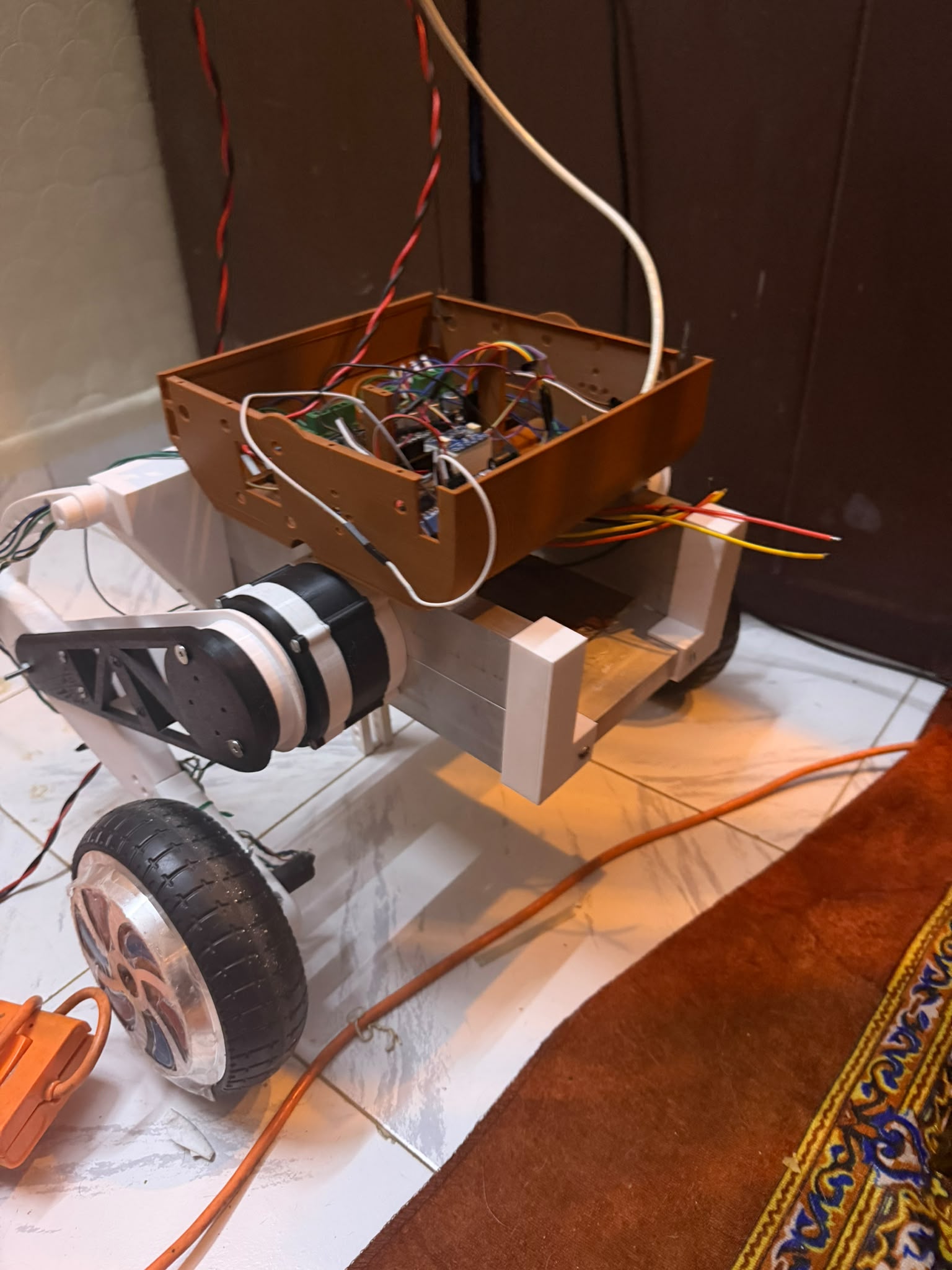 Wheel-bipedal balancing robot