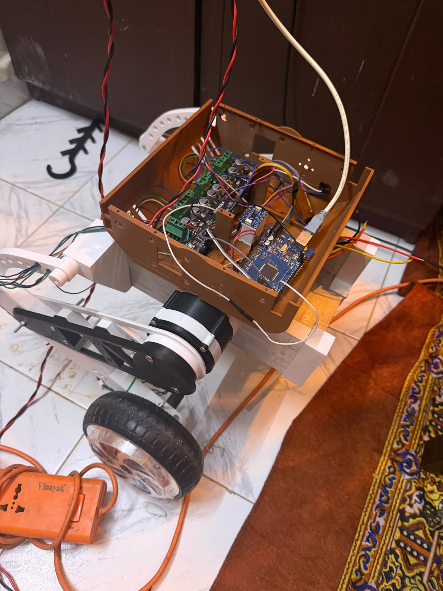 Wheel-bipedal balancing robot